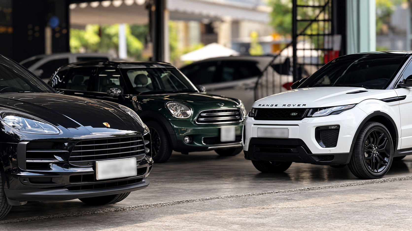 Porsche, MINI và Range Rover tại xưởng.
