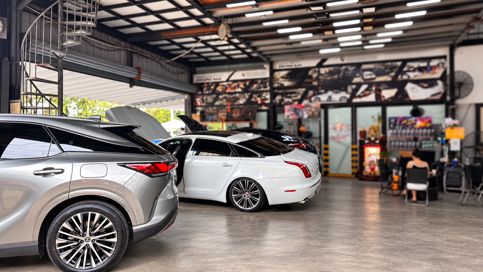 Góc xưởng với xe Lexus và Jaguar.