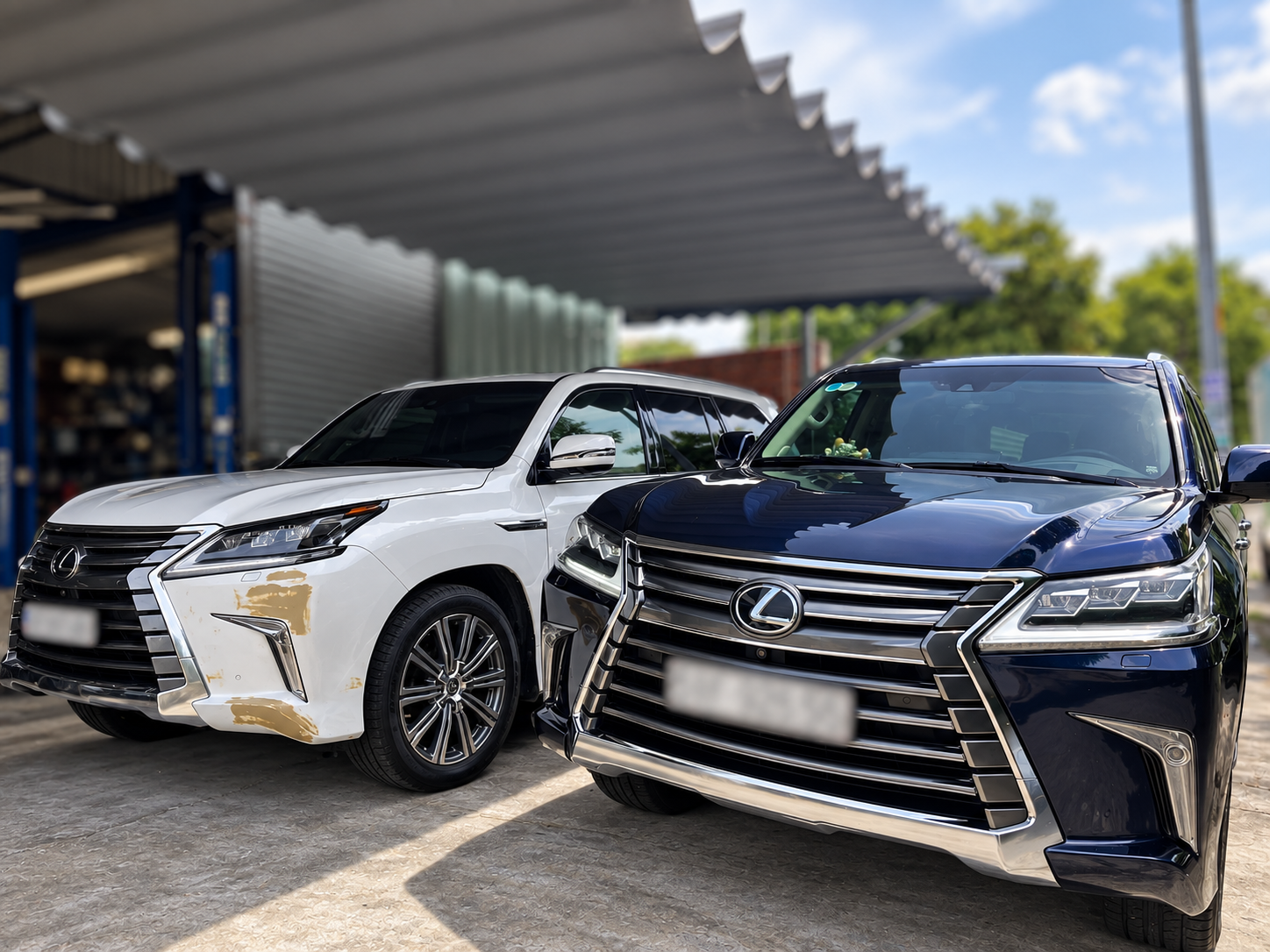 Hai xe Lexus tại khu vực trước xưởng.